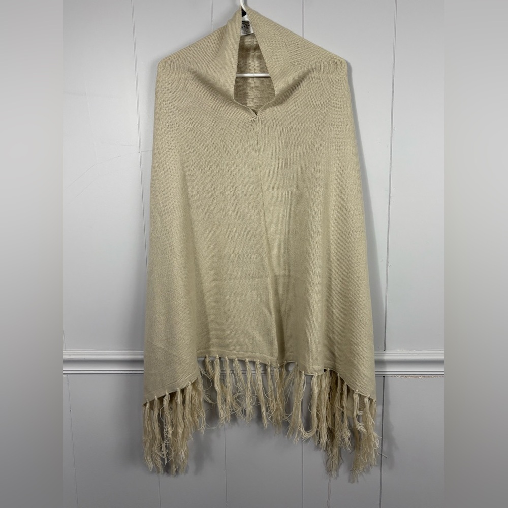 Ariat Shawl Poncho Womens Beige Fringe Detail  Quiet Luxury Spring Autumn Fall